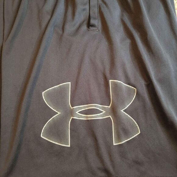 Men's Size Medium Under Armour Shorts Black and Gray - Picture 3 of 4